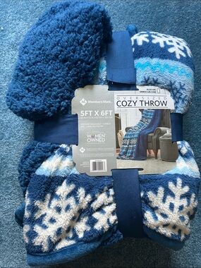 Member's Mark Oversized Cozy Throw - Navy & White Snowflake